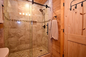 Shower, towels, toilet paper - Rustic lodge retreat minutes from the Frio! (Concan)