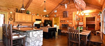 Rustic lodge retreat minutes from the Frio!