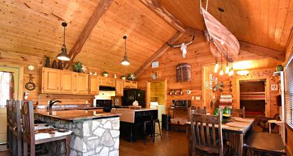 Rustic lodge retreat minutes from the Frio!