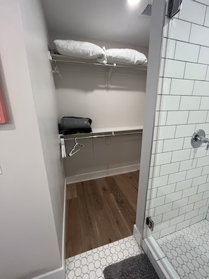 Een haardroger, handdoeken, zeep, shampoo