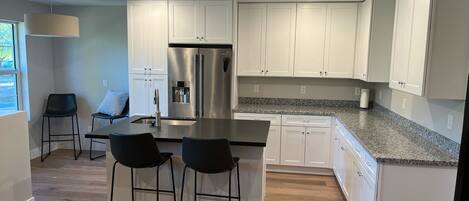 Kühlschrank, Geschirrspüler, Wasserkocher mit Kaffee-/Teezubehör