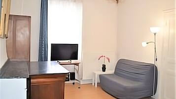 Télévision, lecteur de DVD, livres, chaßne hi-fi