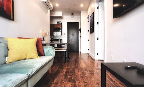 Spacious Boutique Apartment w/Laundry + Roof Deck + 5 min to Subway + Parking