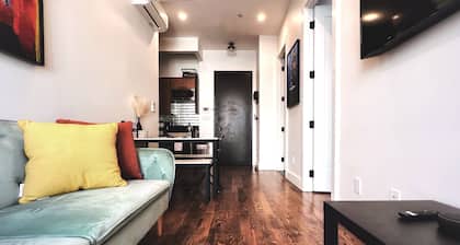 Spacious Boutique Apartment w/Laundry + Roof Deck + 5 min to Subway + Parking