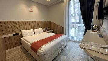 In-room safe, soundproofing, free WiFi, bed sheets