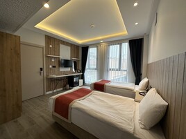 标准双床房 | 客房内保险箱、隔音、免费 WiFi、床单