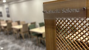 Un área de estar con un letrero que dice 'Kahvalt Salonu'.