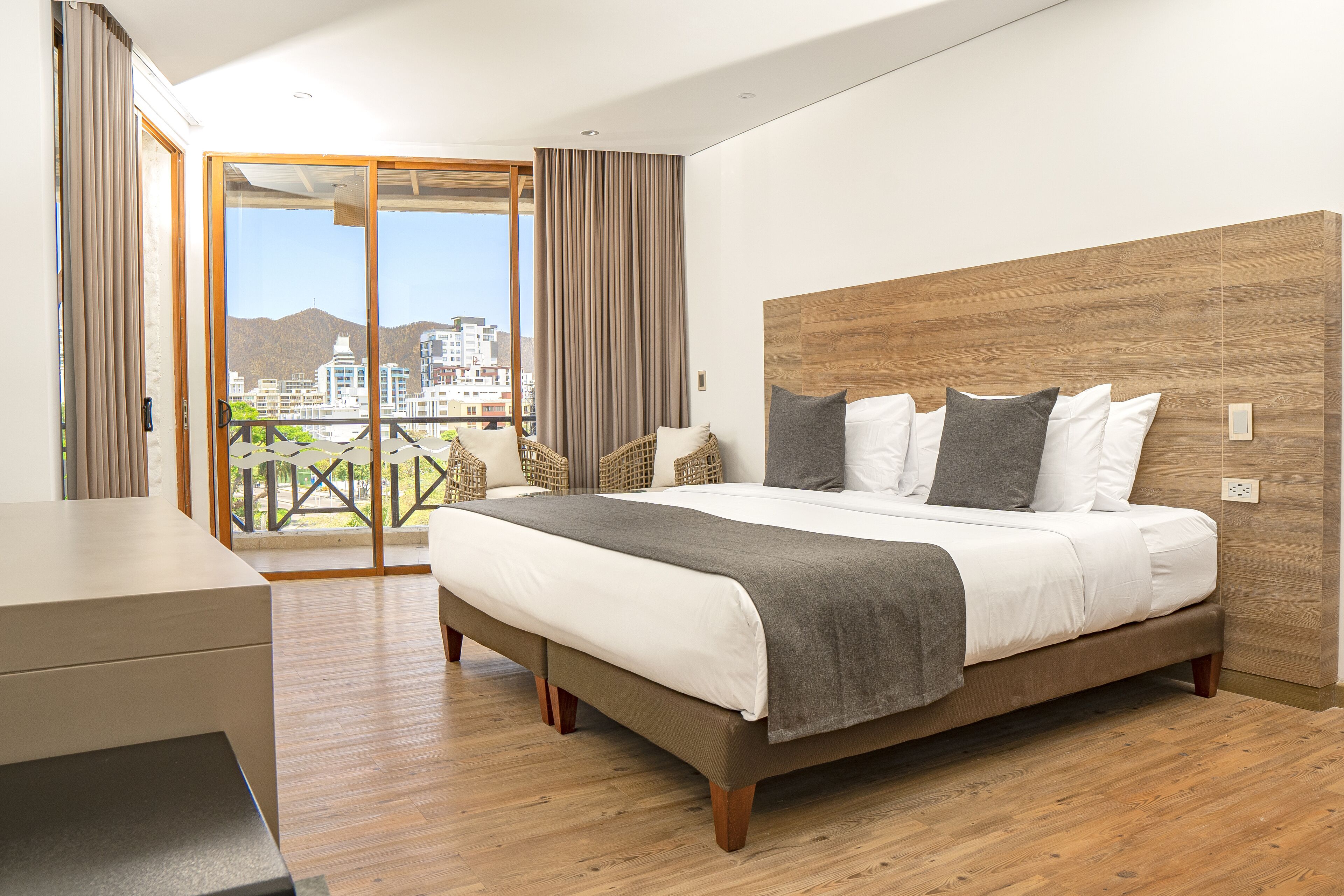 Minibar, caja de seguridad en la habitación y decoración personalizada 