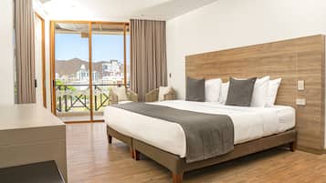 Suíte estúdio luxo | Frigobar, cofres nos quartos, individualmente decorados, escrivaninha