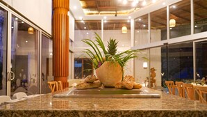 Een modern interieur met een granieten aanrecht, een potplant en een decoratieve kolom.