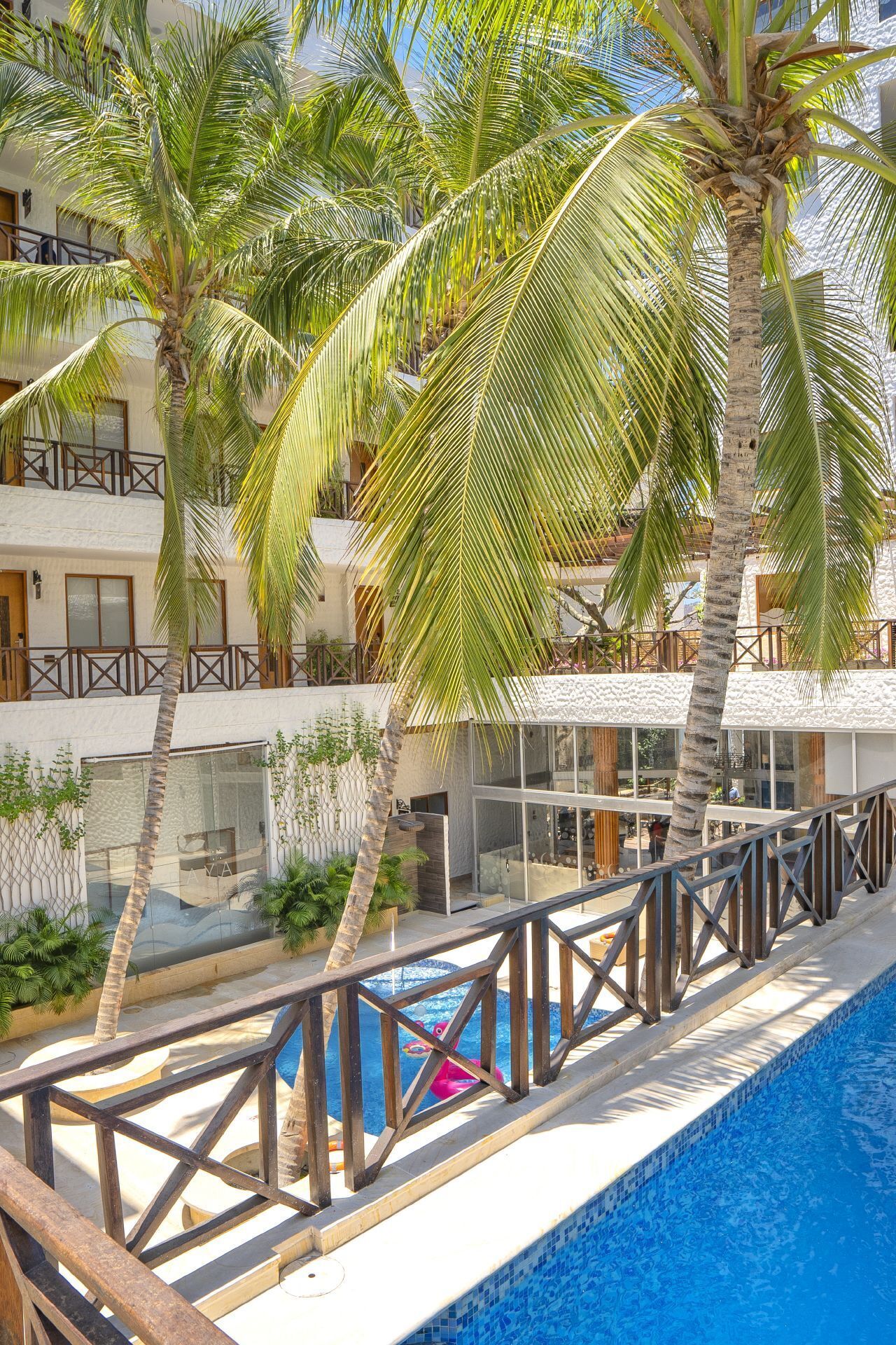 2 piscinas externas, funciona das 9h às 20h, espreguiçadeiras