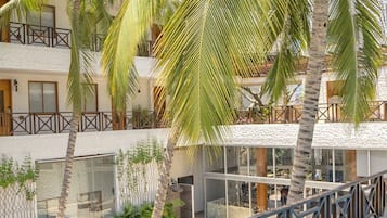 2 piscinas externas, funciona das 9h às 20h, espreguiçadeiras