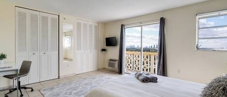 1 slaapkamer, een strijkplank/strijkijzer