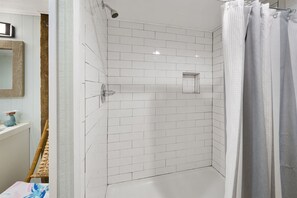 Shower, hair dryer, towels - Salt and Sand Studio (Downstairs Only) (Panama City Beach)