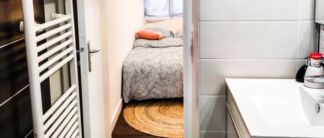 Secadora de cabello, toallas, papel de baño