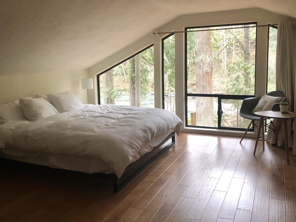 4 bedrooms, desk, iron/ironing board, travel cot