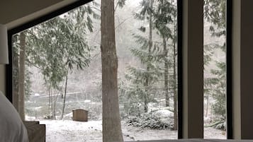 4 soverom, skrivebord, strykejern/-brett og reiseseng for barn