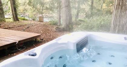 Mid century riverfront cabin. Hot tub, Pet friendly, Riverview