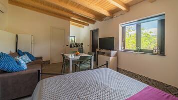 2 bedrooms, in-room safe, desk, iron/ironing board