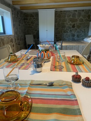 1 Schlafzimmer, Zimmersafe, Schreibtisch, Bügeleisen/Bügelbrett