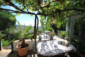 تناول الطعام بالخارج