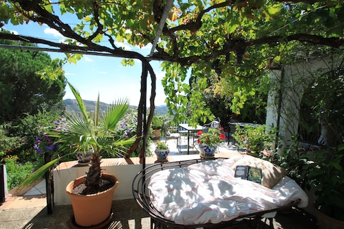 Independent, cared-for finca between the Andalusan mountains; enjoy the silence