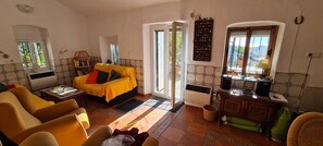 تلفزيون ذكي، مدفأة، مشغل دي في دي، تنس طاولة