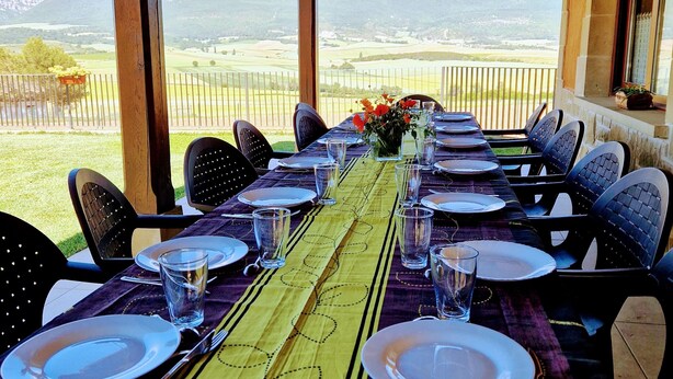 Tavola imbandita per un pasto con vista sulle montagne.