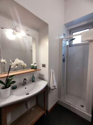 Dusche, Haartrockner, Bidet, Handtücher