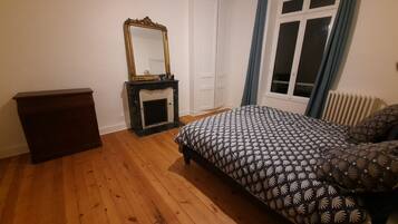 4 slaapkamers, een bureau, een strijkplank/strijkijzer, reisbedje