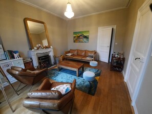 TV, DVD player, table football, books - Maison de Maître Granville (Granville)