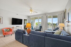 Smart TV - Stunning Galantines Spot across from beach, shop, Oceanview, Pool, Elevator (North Myrtle Beach)