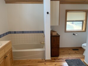 Een douche, een haardroger, handdoeken, zeep