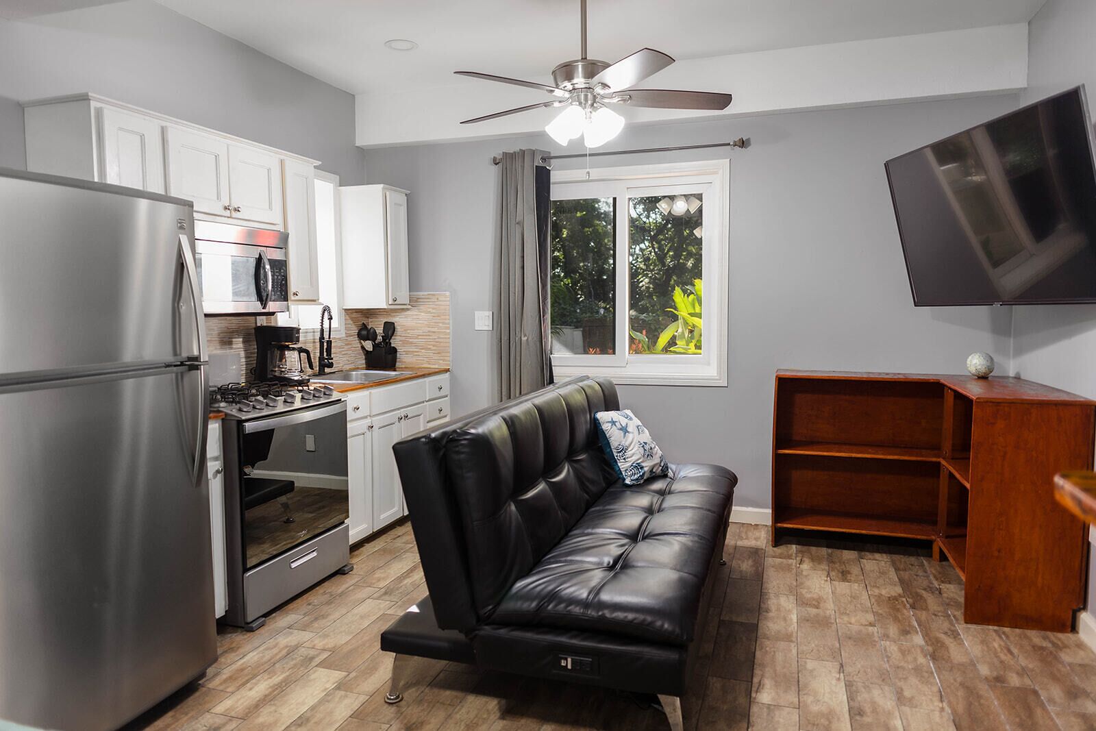 Jääkaappi, mikroaaltouuni, uuni, liesi