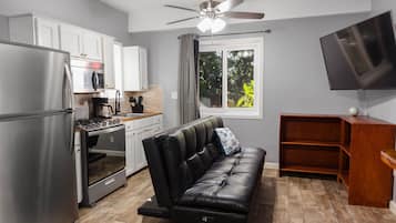 Jääkaappi, mikroaaltouuni, uuni, liesi