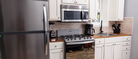 Køleskab, mikrobølgeovn, ovn, kogeplade