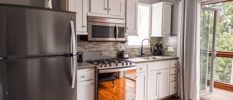 Køleskab, mikrobølgeovn, ovn, kogeplade