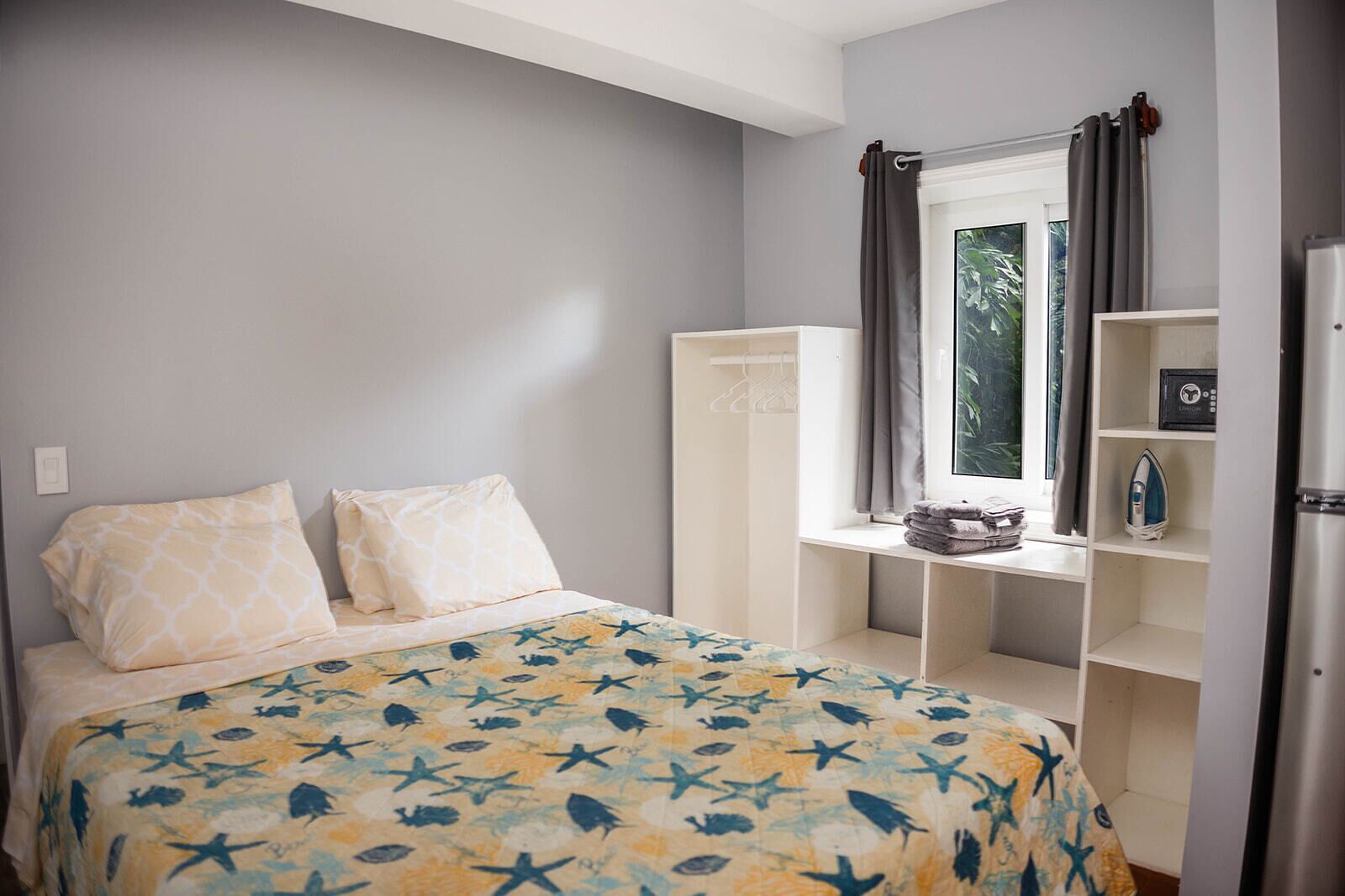 4 室のベッドルーム、アイロン / アイロン台、WiFi (無料)、ベッドシーツ