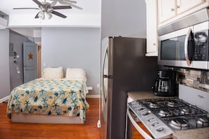 Réfrigérateur, micro-ondes, four, plaque de cuisson