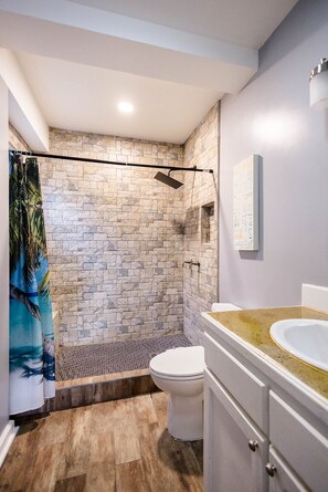 مجففات شعر، مناشف، صابون، ورق حمّام