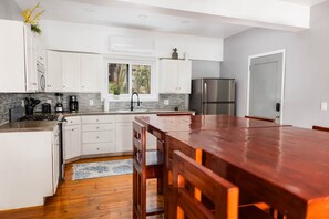 Fridge, microwave, oven, stovetop - Anchor 2 Superb 2 Bedroom - Rooftop Pool & 120 Steps from West Bay Beach (Roatán)