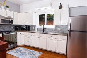 Fridge, microwave, oven, stovetop - Anchor 2 Superb 2 Bedroom - Rooftop Pool & 120 Steps from West Bay Beach (Roatán)