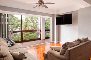 Smart TV, books - Anchor 2 Superb 2 Bedroom - Rooftop Pool & 120 Steps from West Bay Beach (Roatán)