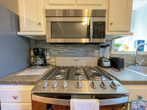 Fridge, microwave, oven, stovetop - Penthouse Palm 1 Queen Suite (Roatán)