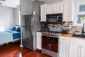 Fridge, microwave, oven, stovetop - Penthouse Palm 1 Queen Suite (Roatán)