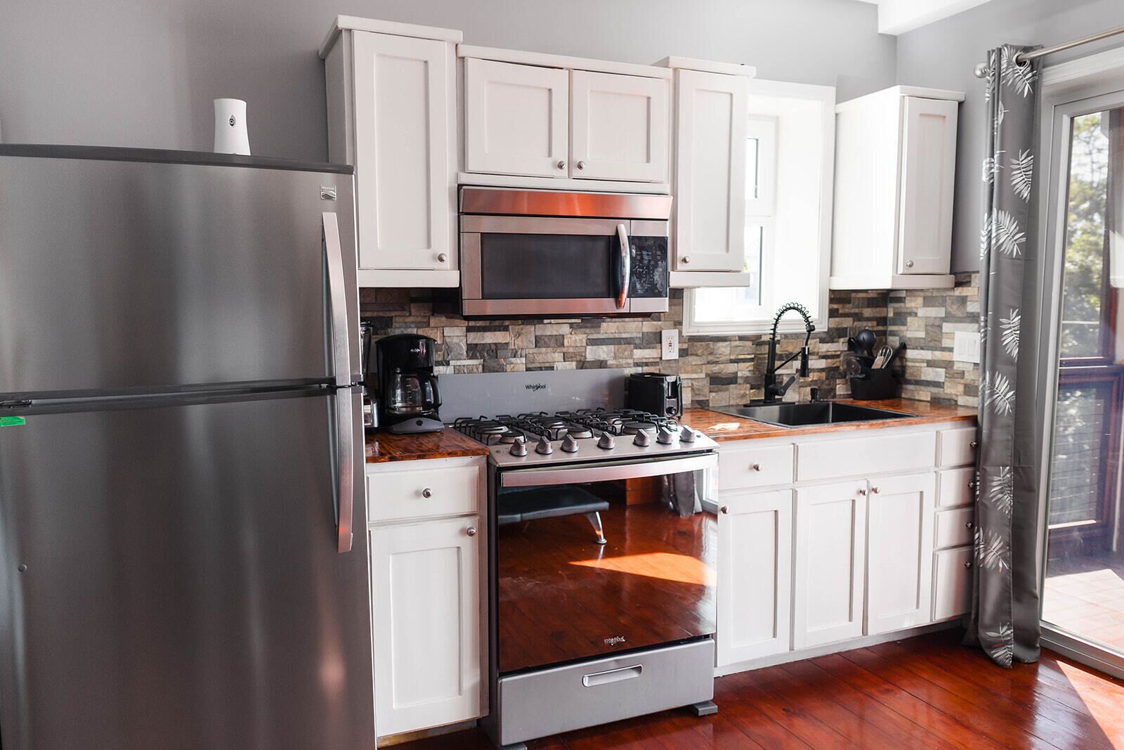 Kjøleskap, mikrobølgeovn, ovn og kokeplater