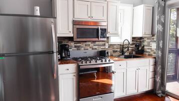 Kjøleskap, mikrobølgeovn, ovn og kokeplater