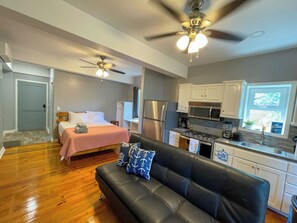 Iron/ironing board, free WiFi, bed sheets - Penthouse Palm 1 Queen Suite (Roatán)