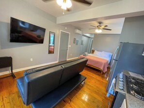 Iron/ironing board, free WiFi, bed sheets - Penthouse Palm 1 Queen Suite (Roatán)