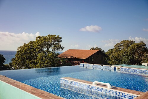 Luxurious Anchor Queen Suite - Rooftop Pool & 120 Steps from West Bay Beach